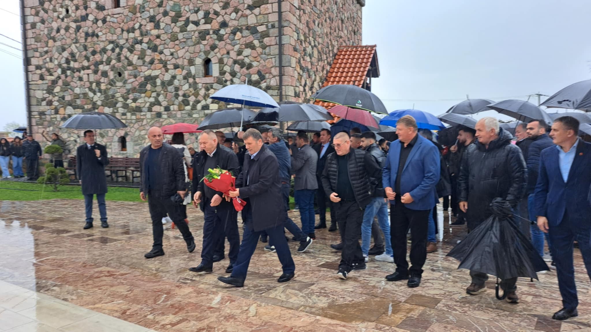 OVL-UÇK: Në Gllogjan për të nderuar dhe kujtuar sakrificen e burrave që dhanë jetën e tyre për Kosovë