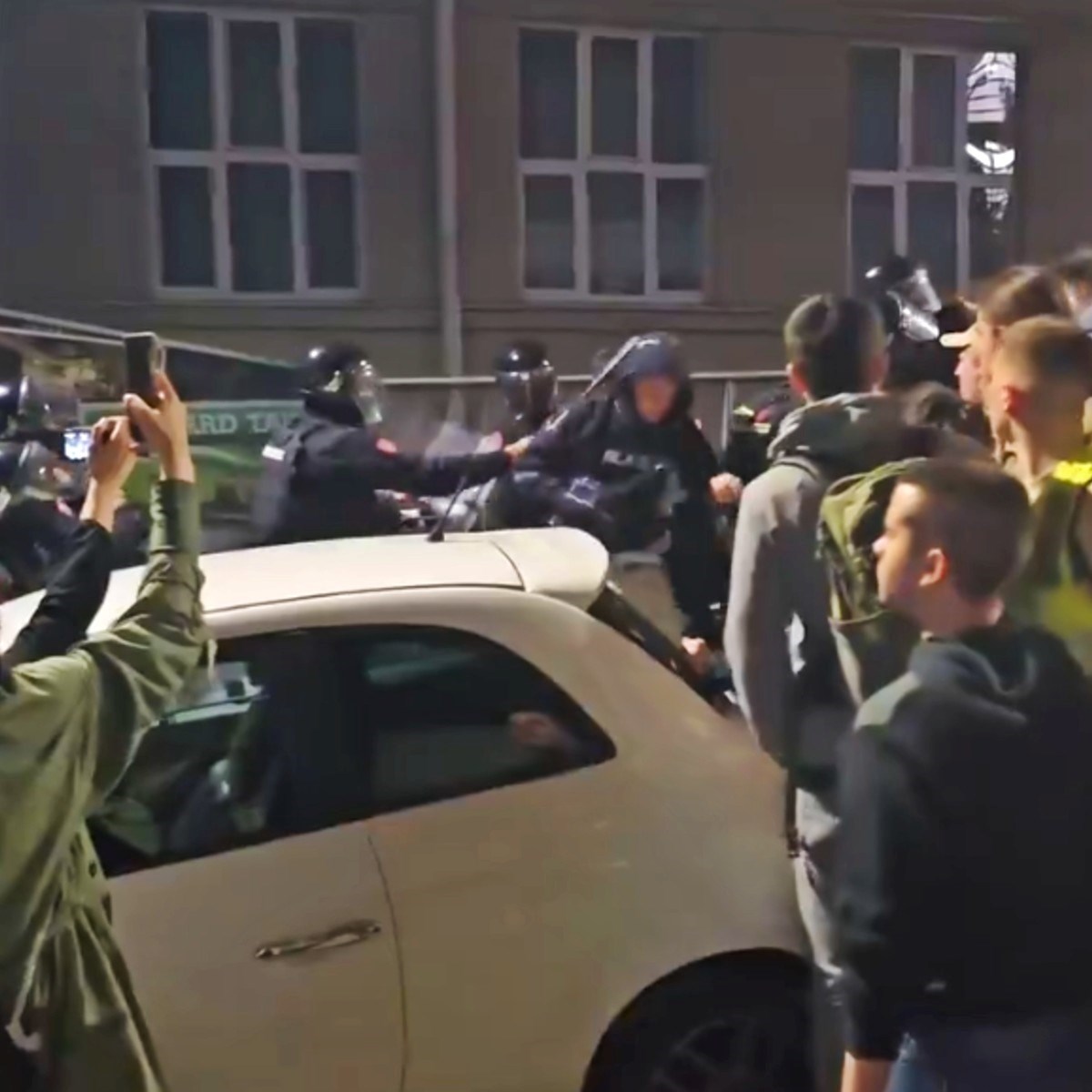 Studentët në Serbi bllokojnë objektin e RTS-së, përleshen me policinë