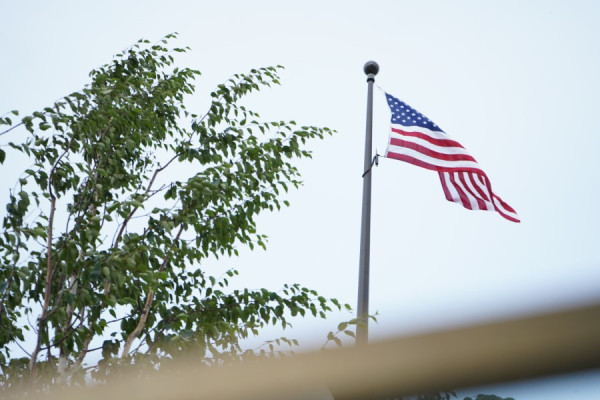 Shërbimi Sekret Amerikan hap zjarr dhe plagos një person të armatosur jashtë Shtëpisë së Bardhë