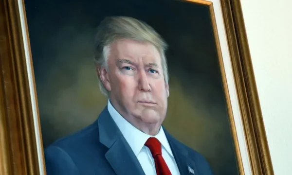 Trumpit nuk i pëlqen portreti i tij, e merr një dhuratë nga Putini