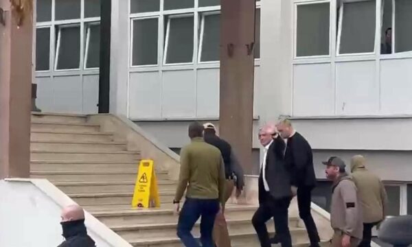 Hashim Thaçi në Kosovë, shkon në QKUK për ta vizituar babanë e sëmurë