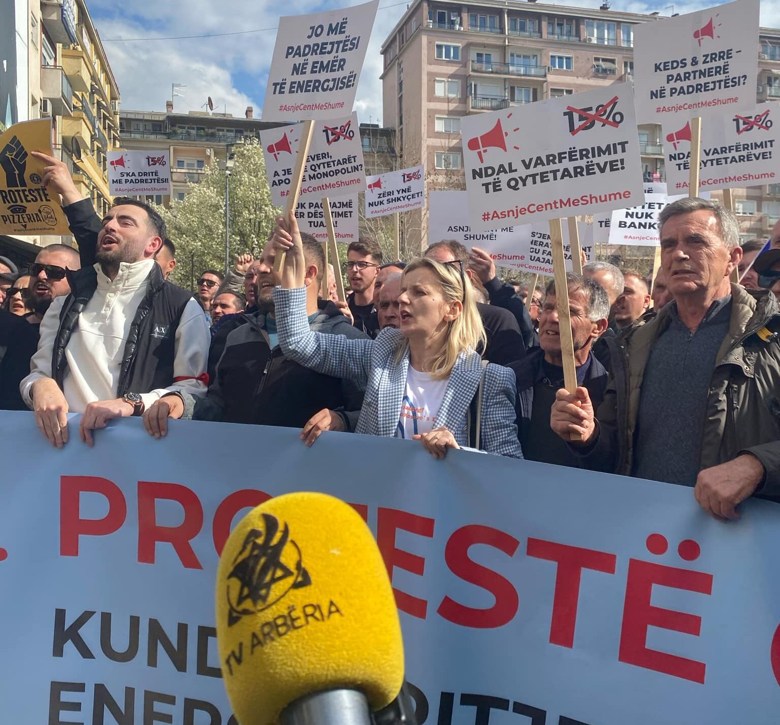‘‘Asnjë cent më shumë’’ – qytetarët protestuan përballë objektit të Qeverisë kundër rritjes së çmimit të rrymës