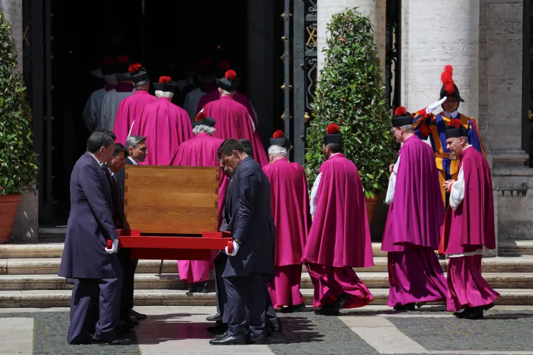 Përfundon varrimi i Papa Françeskut