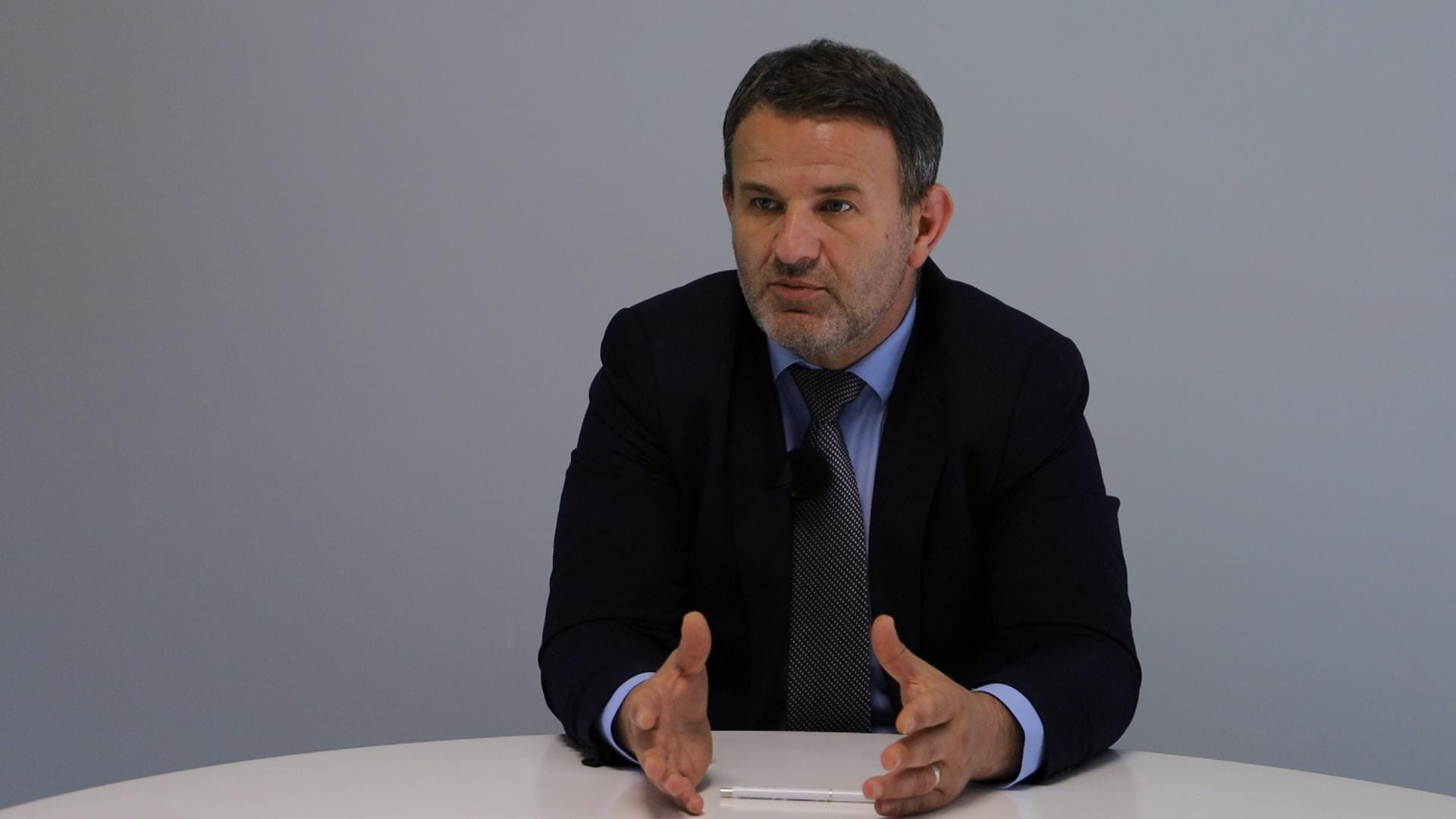 Këmbimi i rendit simbolik republikan me logjikën tregtare politike