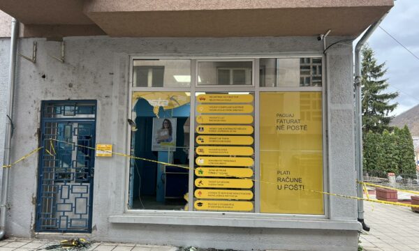 Qeveria e dënon “sulmin me elemente terroriste” ndaj zyrës së Postës në Zveçan, tregon ku mund të kryhen shërbimet