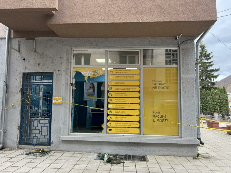 Shpërthimi në Zveçan – Pamje të reja nga zyret dëmtuara të Postës së Kosovës