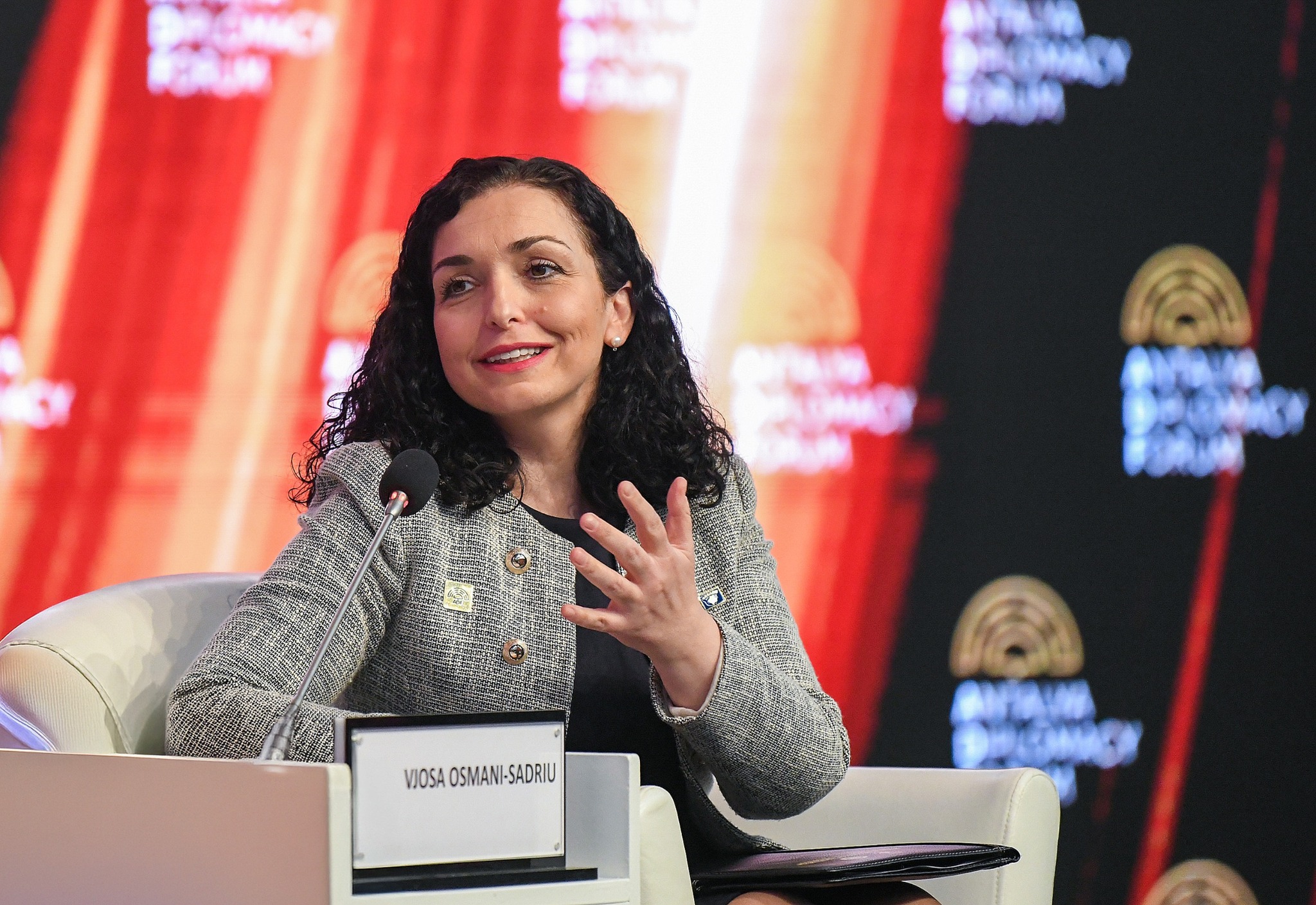 Osmani udhëton për në Turqi me ftesë të Erdoganit, do të marrë pjesë Forumin Diplomatik të Antalisë