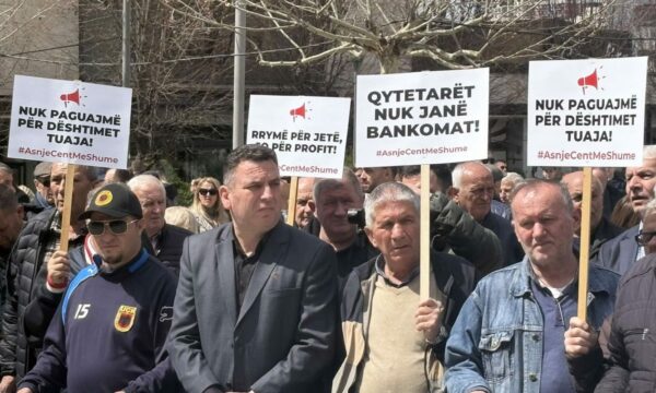 Duke brohoritur kundër shtrenjtimit të rrymës, protestuesit nisën drejt ZRRE-së