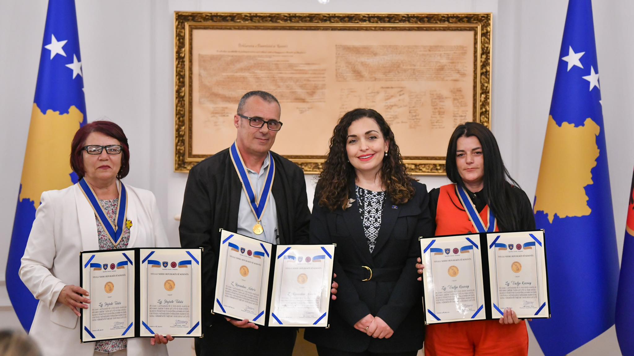 Osmani dekoron me medaljen “Nderi i Republikës së Kosovës” të mbijetuarit e dhunës seksuale gjatë luftës