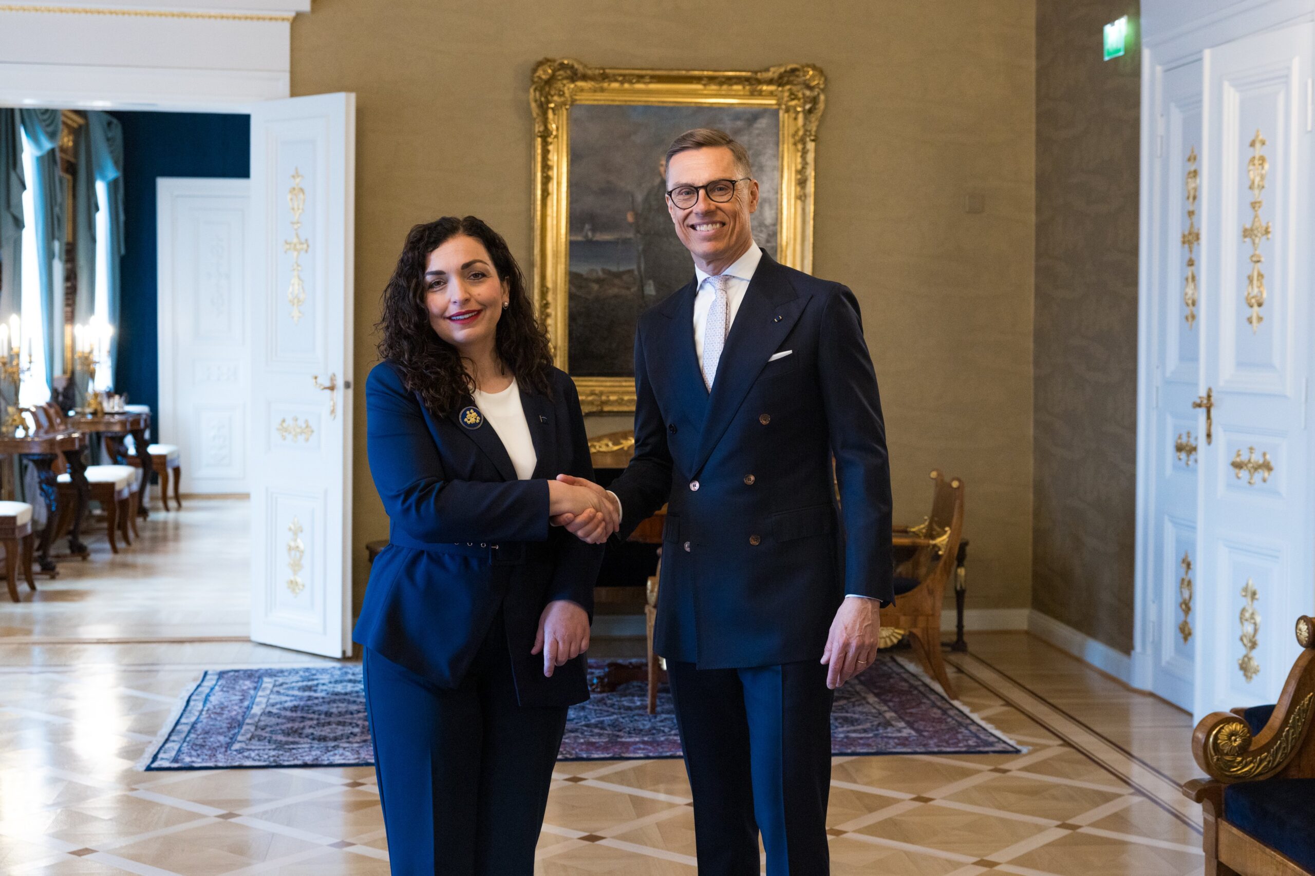 Presidenti finlandez njofton për vizitën e Osmanit në Helsinki: Marrëdhëniet Kosovë-Finlandë të ngushta e të shkëlqyera