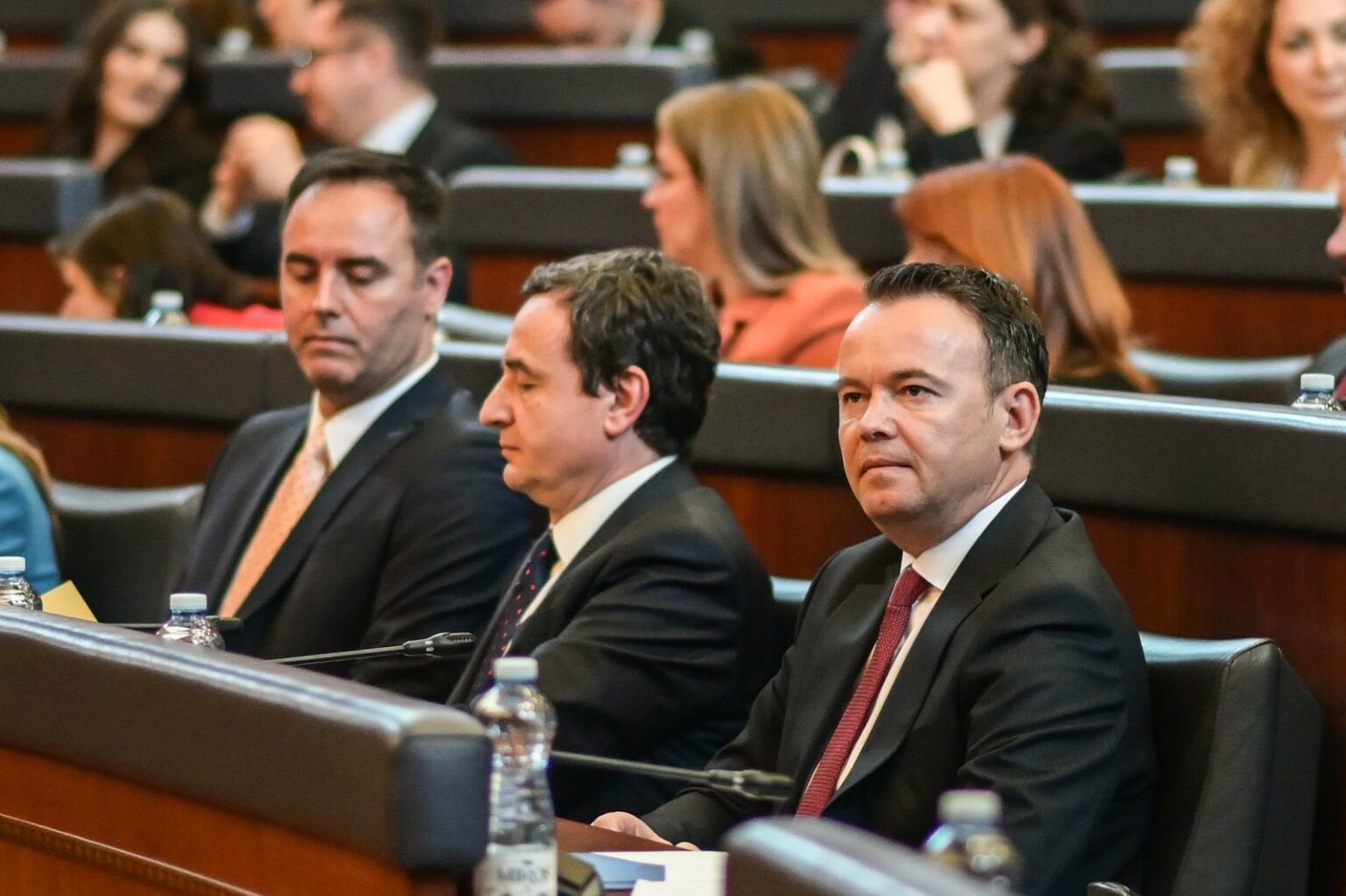 Peci: Në distancë 200 metra me kanë ndalë 20 qytetarë e me kanë thënë ministër mos u dorëzoni