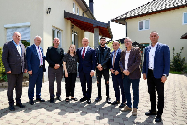 Haradinaj viziton një familje në Klinë për Pashkët: Shqiptarët kanë kremtuar gjithmonë së bashku
