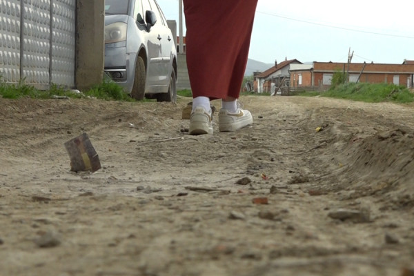 Banorët e komunitetit rom në Fushë Kosovë pa rrugë të asfaltuar, kërkesa mbetet në sirtarë të komunës