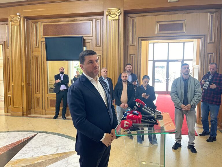 Krasniqi-PDK: Nuk mbahet shteti peng për një njeri, Albulena Haxhiu nuk kalon!
