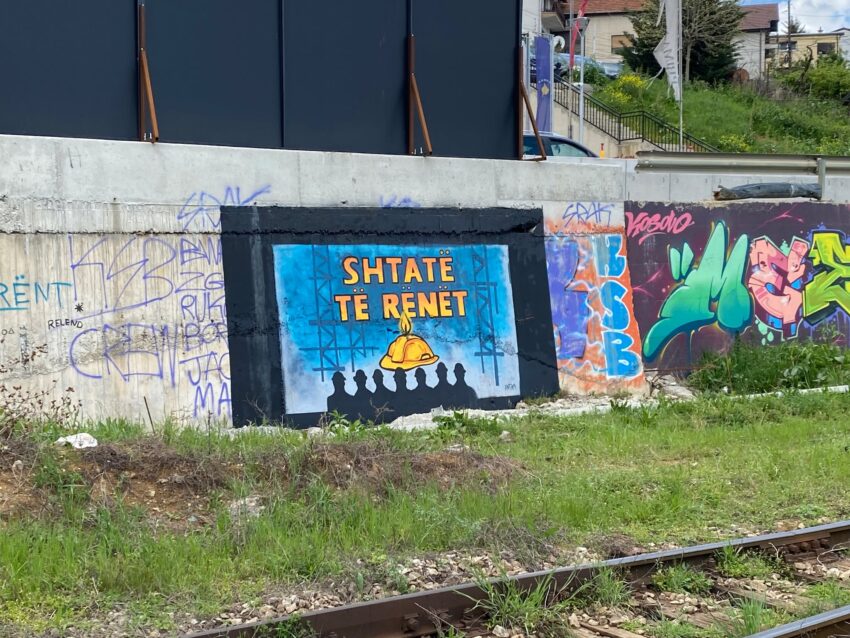 Shpaloset murali “7 të rënët”, në nderim të punëtorëve që humbën jetën në vende pune