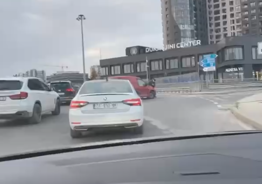 Aksident trafiku tek rrethi në rrugën Prishtinë-Fushë Kosovë