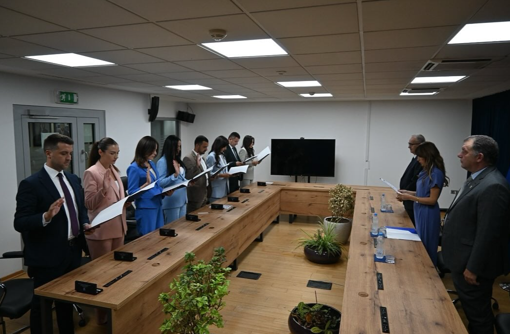 Opozita po e kundërshton Albulena Haxhiun si krye parlamentare, por po hesht për emërimin e noterëve si ministre në detyrë