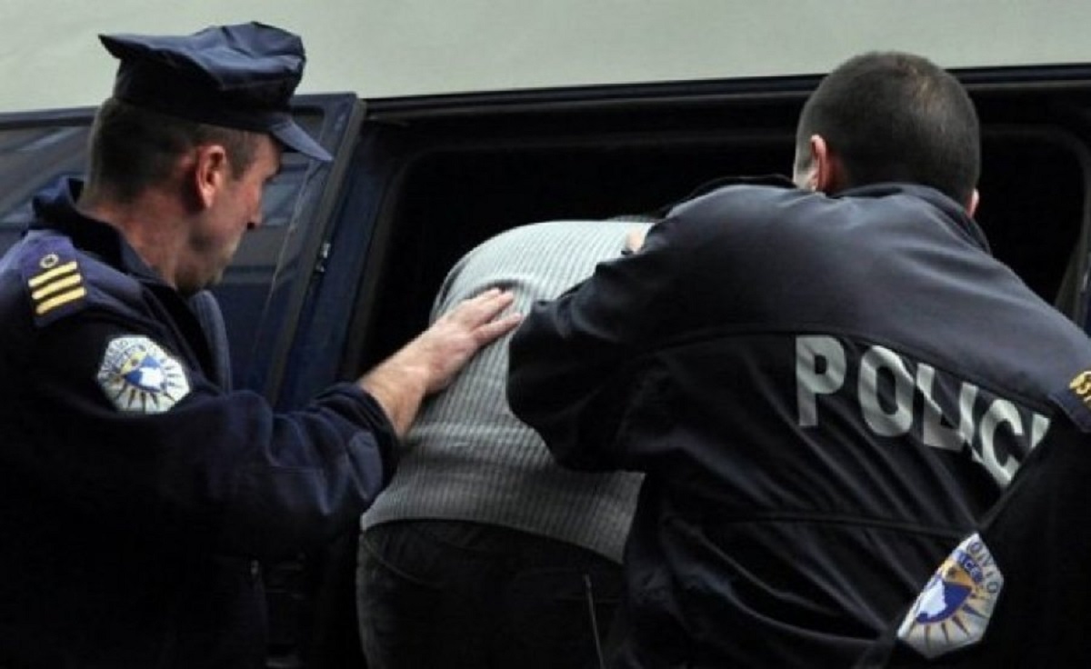 Bie në pranga i dënuari me 2 vite burgim, ishte në arrati dhe kërkohej nga Policia