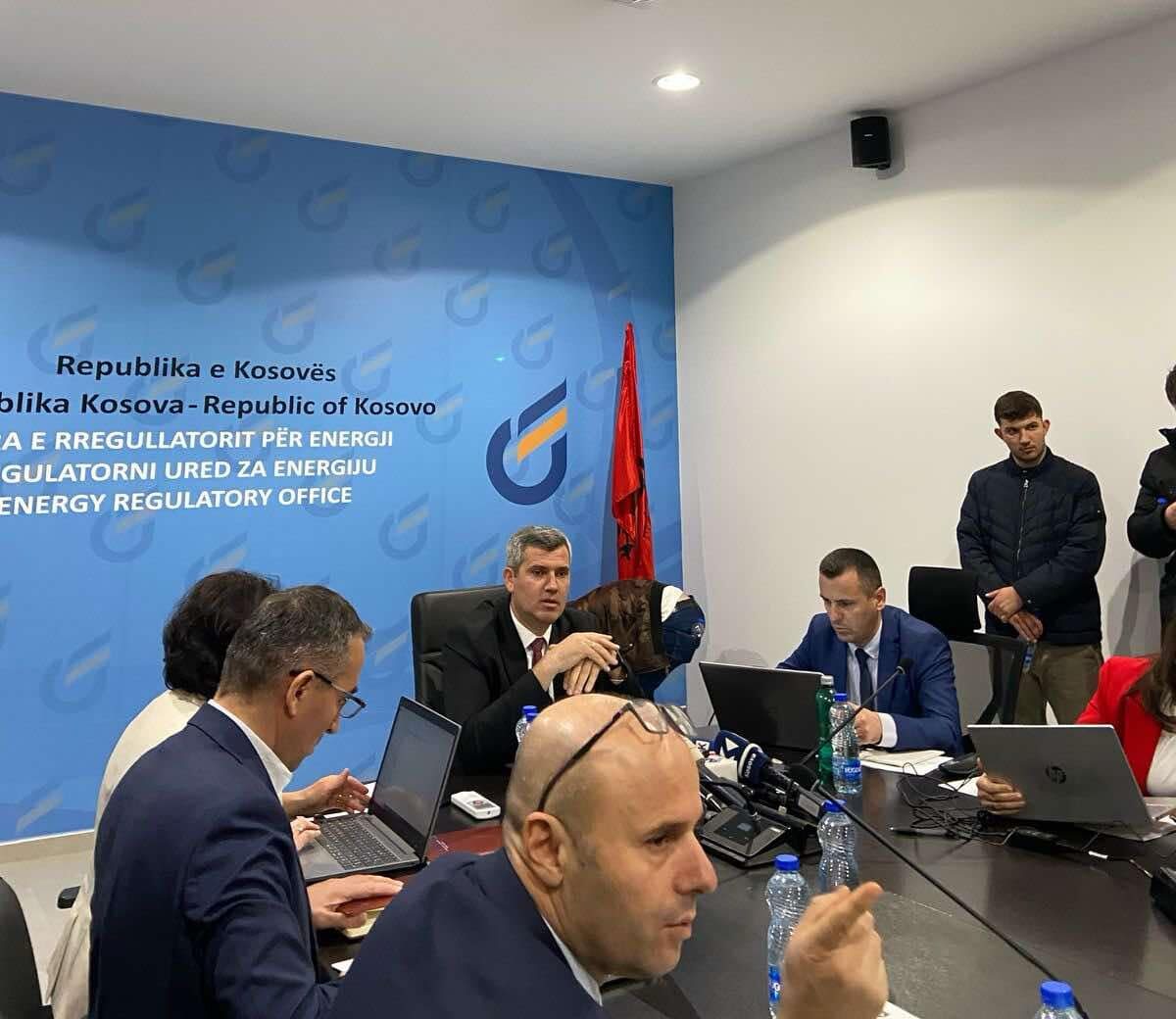 “Asgjë e re për tarifat e rrymës” Pas një ore mbledhje të ZRrE-së, nërpritet për të vazhduar diskutimi i mbyllur