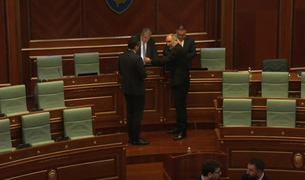 Bllokohet konstituimi i Kuvendit, partitë opozitare nuk e miratojnë raportin për verifikimin e mandateve të deputetëve
