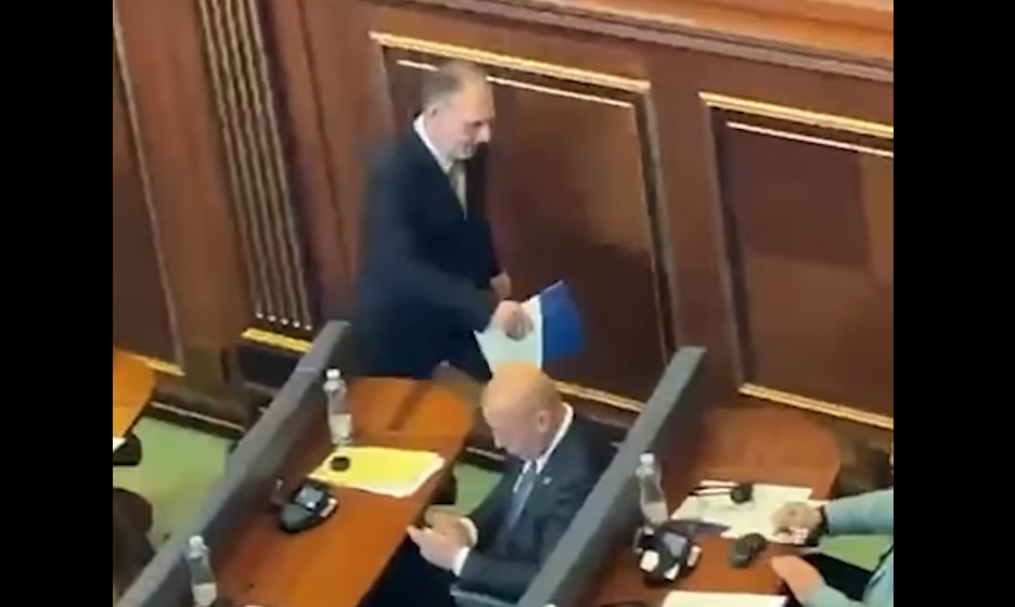 Limaj i kalon përskaj Ramush Haradinajt në sallën e Kuvendit, nuk flasin me njëri tjetrin
