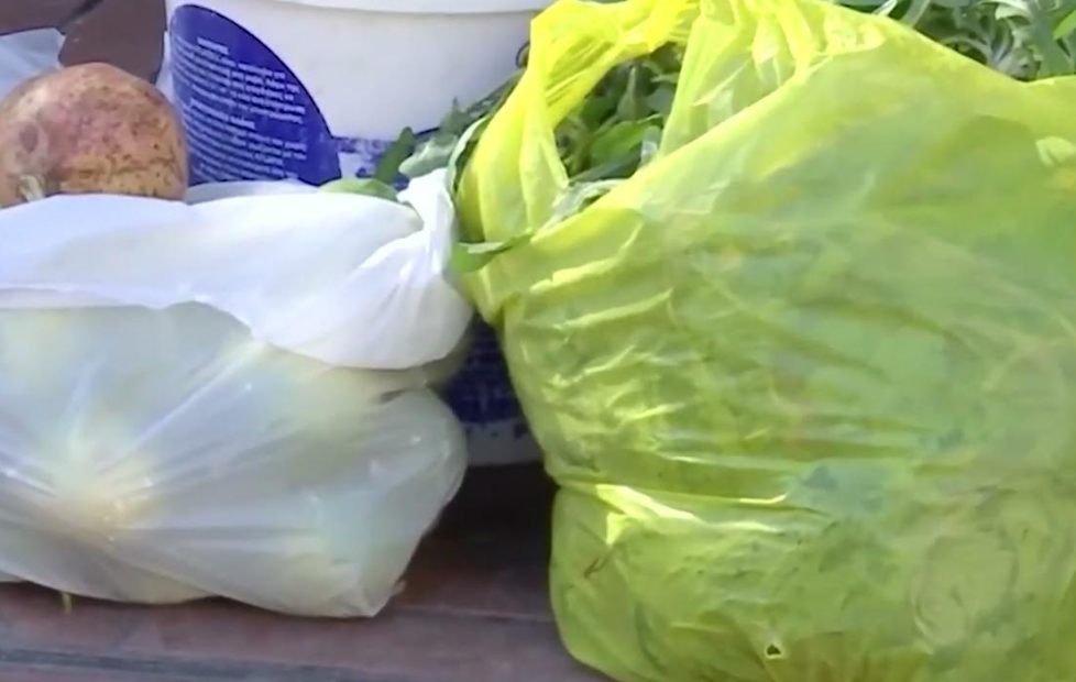 Vendosja e çmimit prej 5 centësh ul importin, Kosova kurseu një milion euro nga mospërdorimi i qeseve plastike