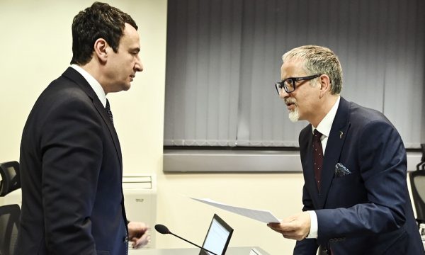 Ligjin që e premtonin vazhdimisht Kurti dhe Vitia është pezulluar nga Kushtetuesja