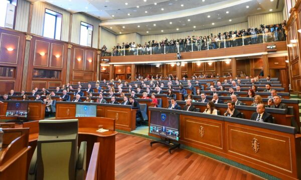Raporti i Komisionit evidenton dorëheqjet e deklaruara të Kurtit dhe ministrave, me këtë formulim opozita jep votat