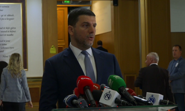 Krasniqi pas dështimit të seancës: Qëllimi i VV’së është bllokada, s’i kanë as 60 vota – Haxhiu është përçarëse