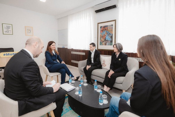 PDK takon një delegacion nga Anglia, flasin për zhvillimet politike në vend
