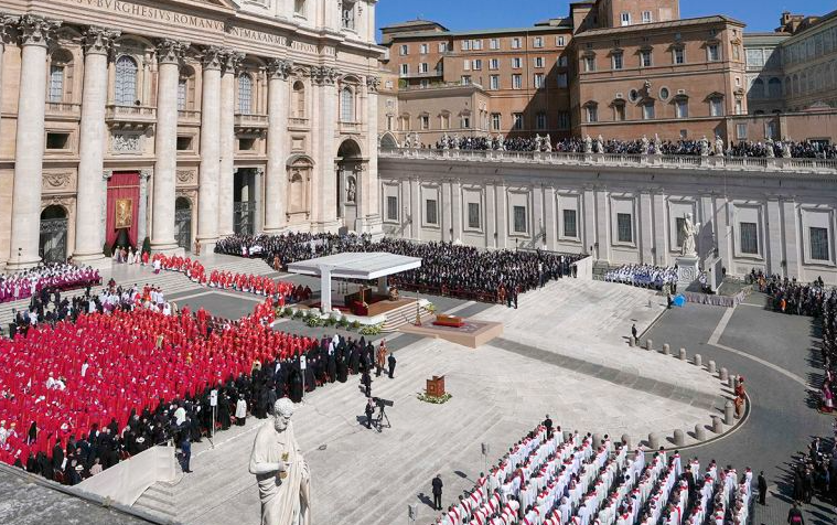 Nis ceremonia mortore e Papa Françeskut, arkivoli vendoset në sheshin e Shën Pjetrit