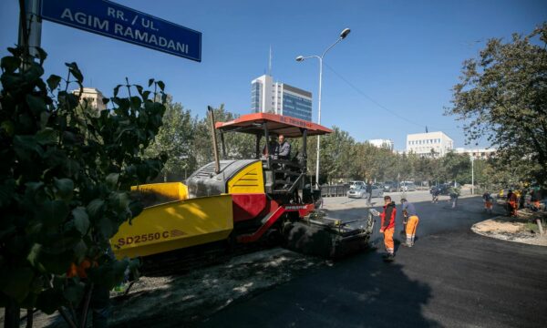 Shtyhen punimet në rrugën “Agim Ramadani” për shkak të reshjeve të shiut