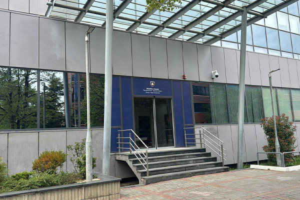 ​Sorensen mbërrin për takim me Bislimin