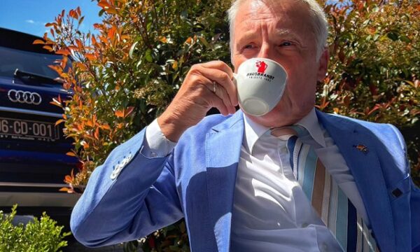 Rohde shijon kafenë në rreze të diellit në rrugën Prishtinë-Mitrovicë, ambasada lavdëron kulturën e kafesë në Kosovë