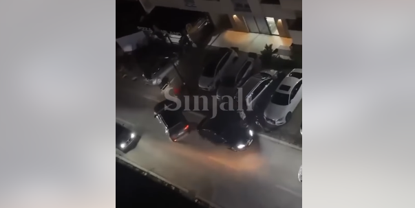 Përplasje mes disa të rinjve në Fushë Kosovë, njëri nga ta godet qëllimisht veturën tjetër