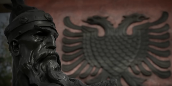 Më 6 maj, sheshi ‘Skënderbeu’ në festë për 620 vjetorin e lindjes së heroit kombëtar Gjergj Kastrioti-Skënderbeu Sk
