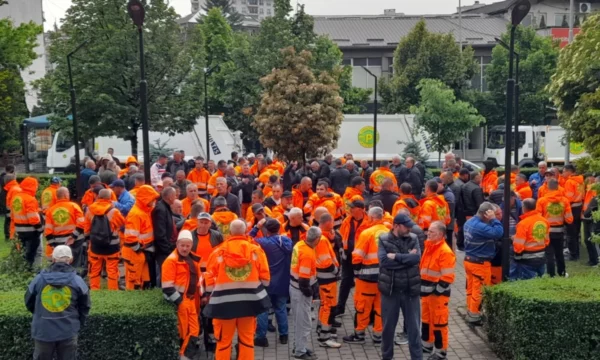 Punëtorët e ‘‘Pastrimit’’ vazhdojnë grevën, sindikata: Komuna s’ka ofruar asnjë zgjidhje konkrete
