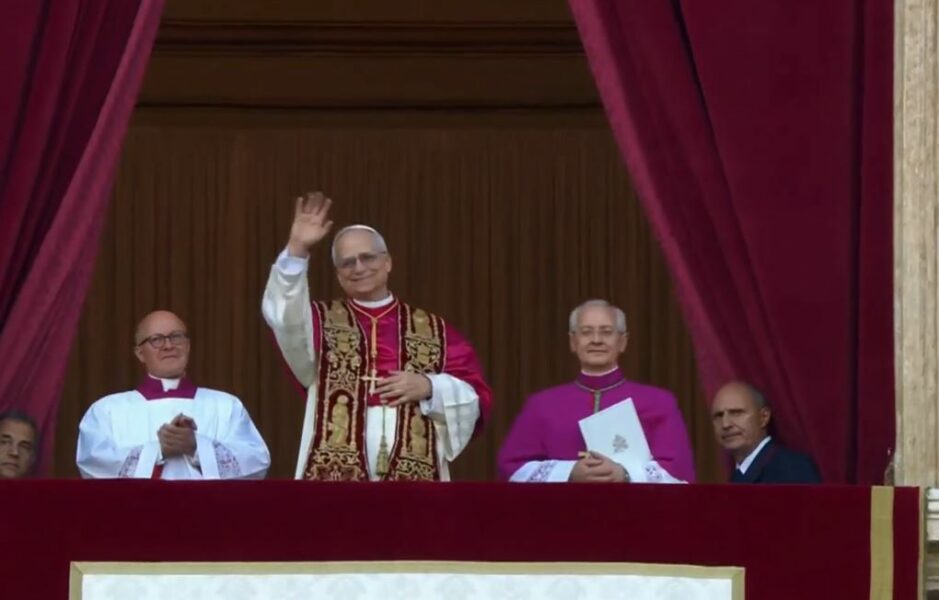 Papa Leo XIV shfaqet për herë të parë në ballkonin e Vatikanit
