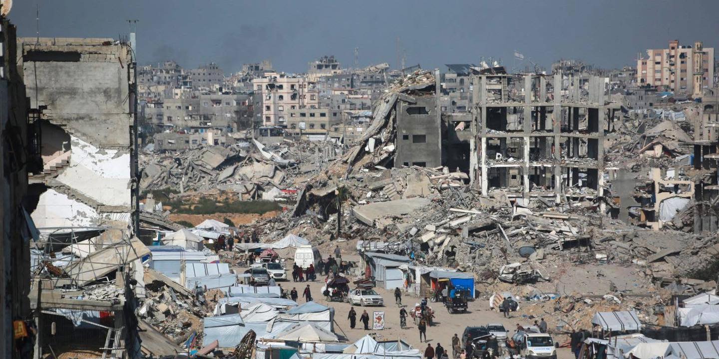 Pamje tronditëse nga Gaza – fëmijët në kërkim të një vakti ushqimi