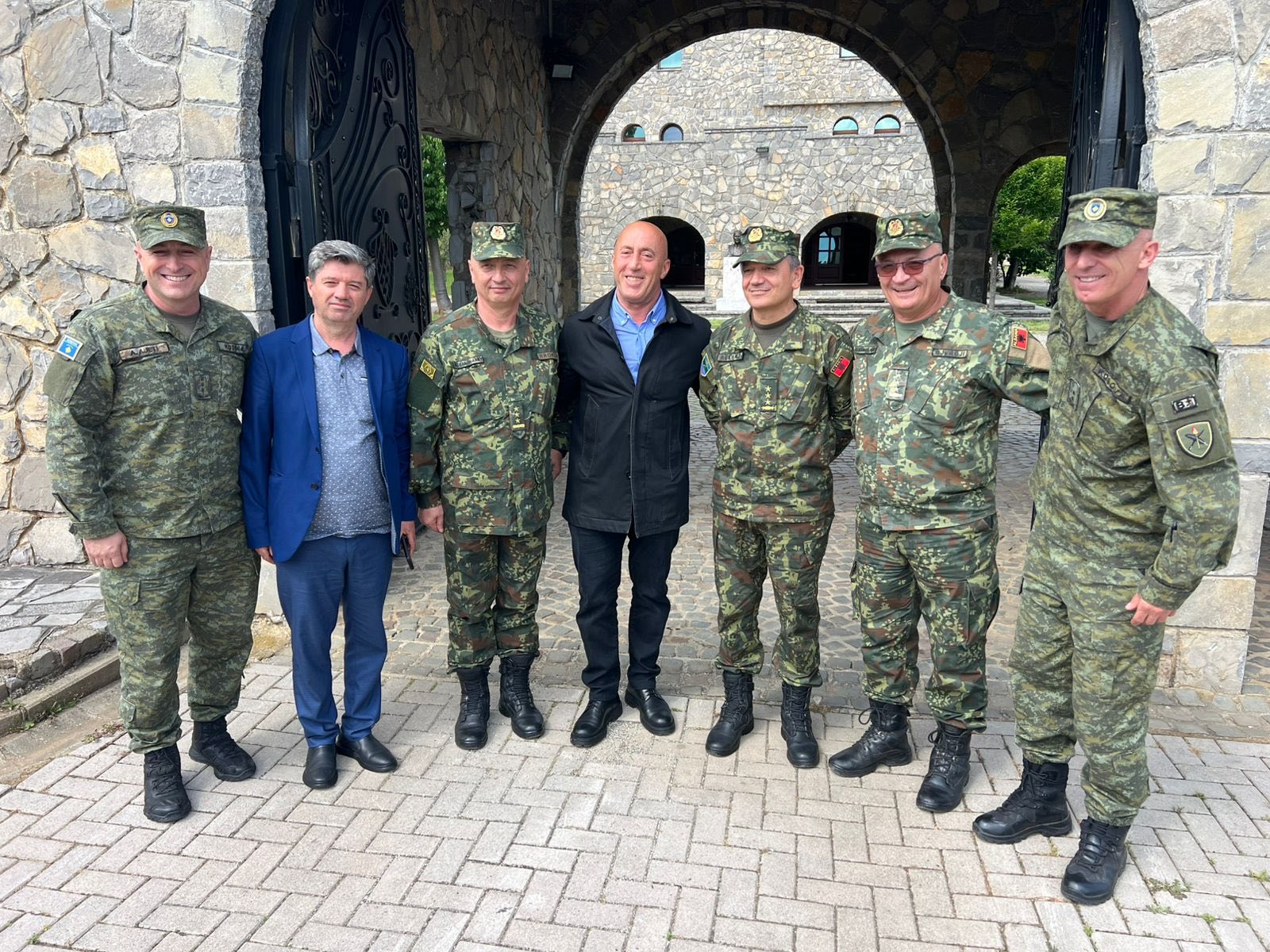 Haradinaj pret delegacionin e Ushtrisë Shqiptare në Gllogjan: Kosova në NATO, garanci për paqe