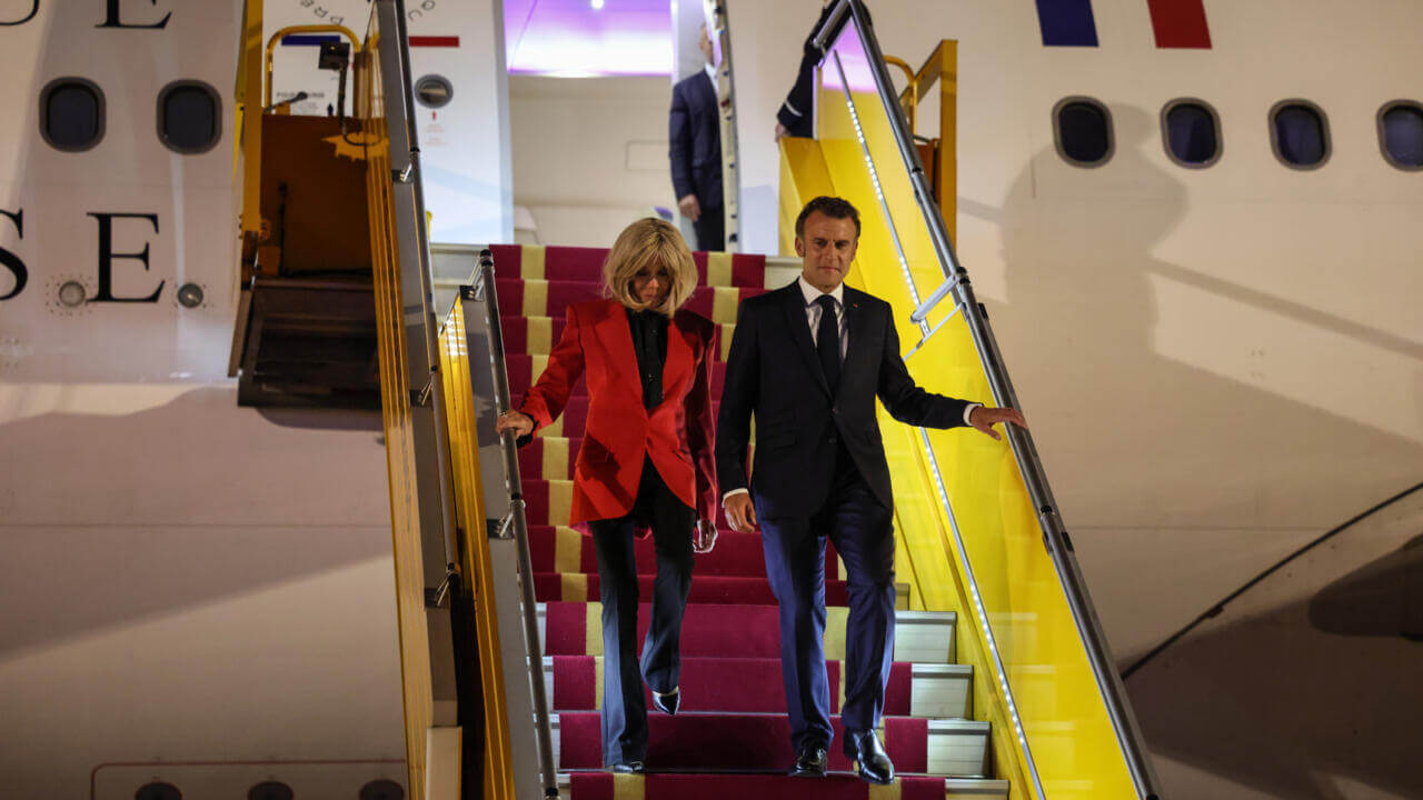 Macron u godit me shuplakë nga gruaja e tij gjatë mbërritjes në Vietnam