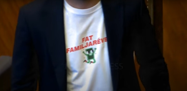 ​Deputeti Guri ironizon me Dalipin, vesh macen me mbishkrimin “Fat familjarëve”