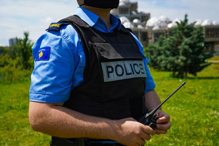 Një person e raporton mësuesen në Polici, thotë se e goditi shuplakë djalin e tij