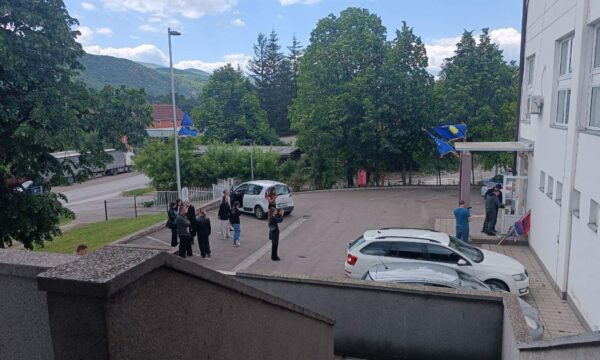 Komuna e Leposaviqit e merr nën administrim sallën e sporteve, hiqen flamujt e Serbisë, vihen të Kosovës