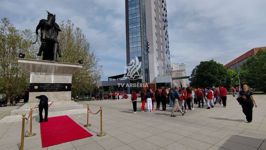 Nxënës të shkollave nga mbarë Kosova duke bërë fotografi pranë shtatores së Skenderbeut në Prishtinë