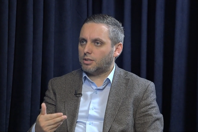 Klinaku për bllokadën në Kuvendin e Kosovës: Partitë po garojnë kush të dalë viktimë para qytetarëve