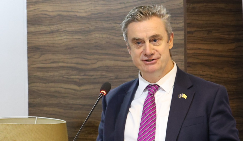 Ambasadori britanik: Veprimet e fundit në veri minojnë pretendimet e Kosovës se të gjithë qytetarët e saj janë të mirëpritur