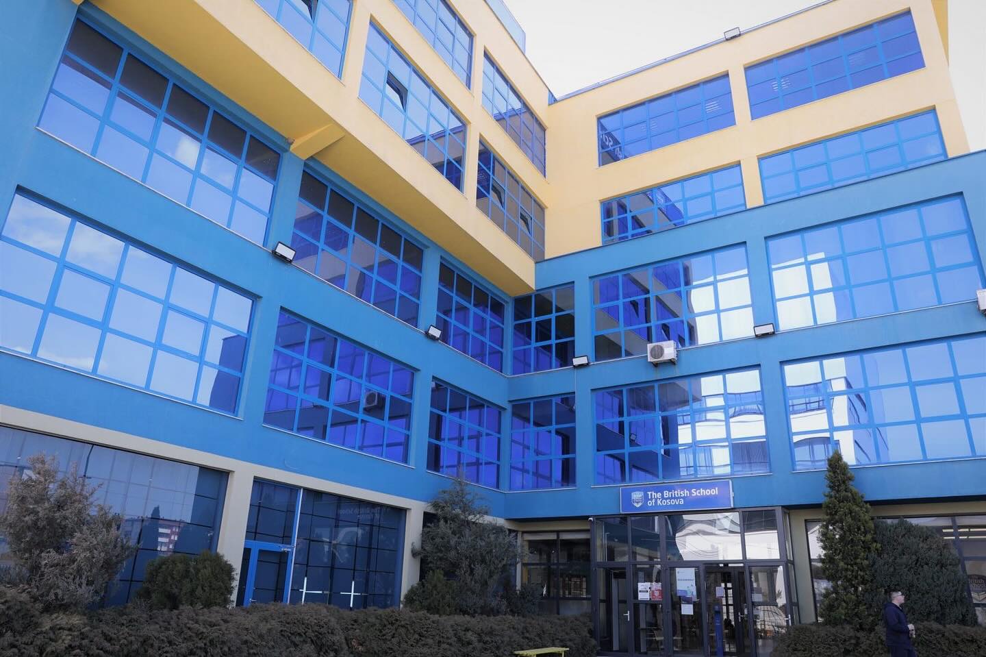 Prindi denoncon publikisht British School of Kosova: Refuzoi regjistrimin e vajzës vetëm sepse ajo ka Sindromën Down