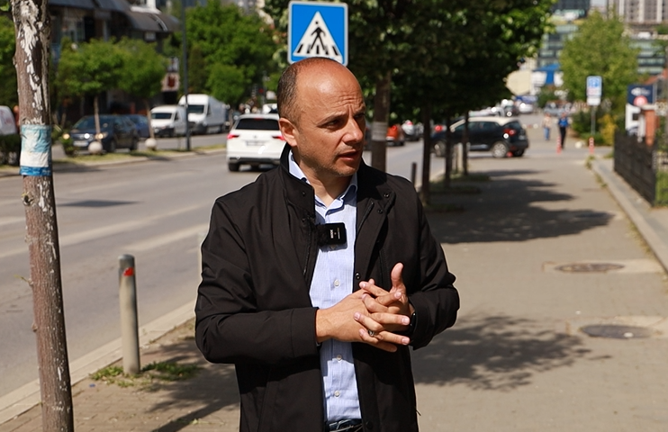 Eksperti i komunikacionit për kolonat: 150 mijë automjete hyjnë çdo ditë në kryeqytet – Zgjidhja, krijimi i një tramvaji
