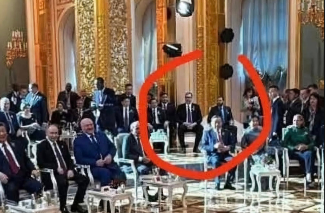 Në paradën ushtarake në Moskë, Vuçiqi shihet në fund të rreshtit pranë Putinit